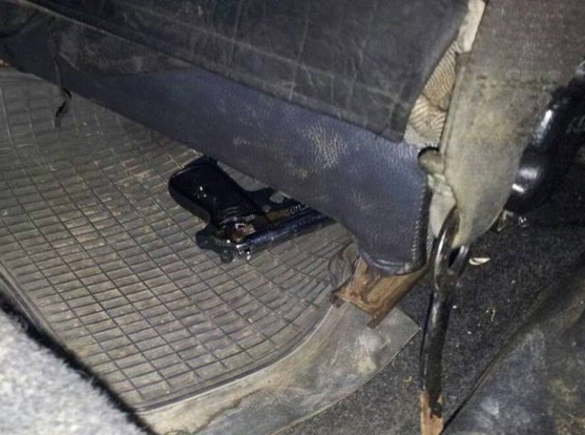 Мукачівські патрульні виявили авто, у якому знайшли вогнепальну зброю та патрони