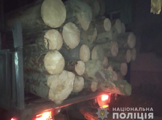 У селі на Рахівщині зупинили «КАМАЗ», вщент заповнений деревиною