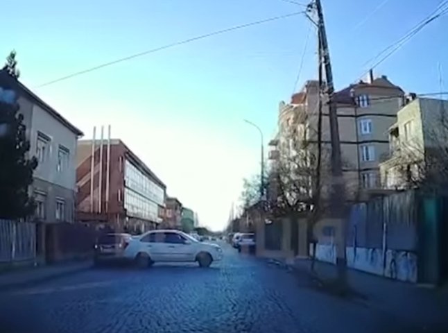 У Мукачеві зняли на відео, як водій скоїв ДТП та залишив місце аварії