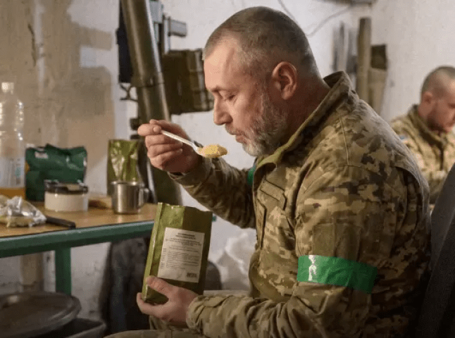 Нові сухпайки захисників: без галет, готові страви, нагрівачі та знезаражувачі