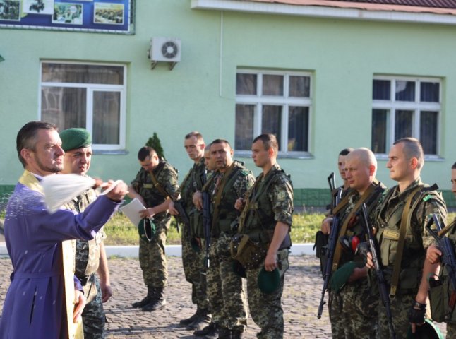 У Мукачівському прикордонному загоні освячено новобранців