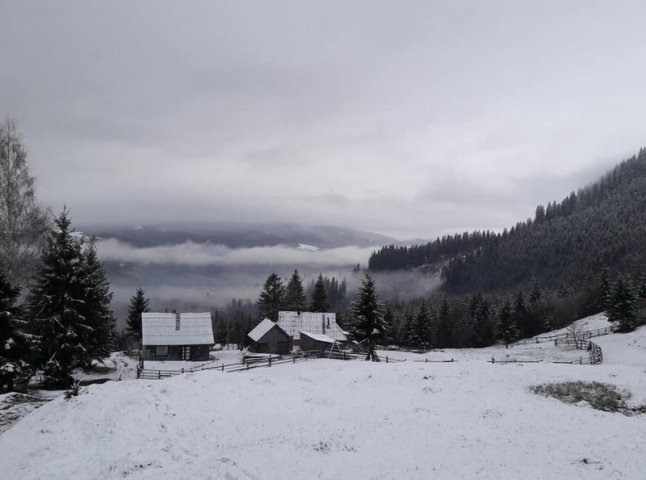 У гірському селищі посеред квітня випав сніг