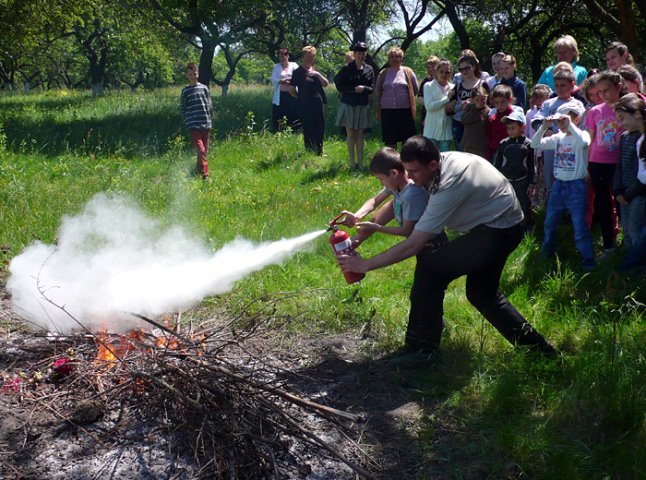 Ужгородські рятувальники вчили школярів правильному поводженню з вогнем (ФОТО)