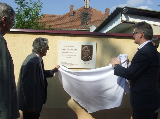 Відомій берегівській медальєрці відкрили меморіальну дошку на території Європейського дому