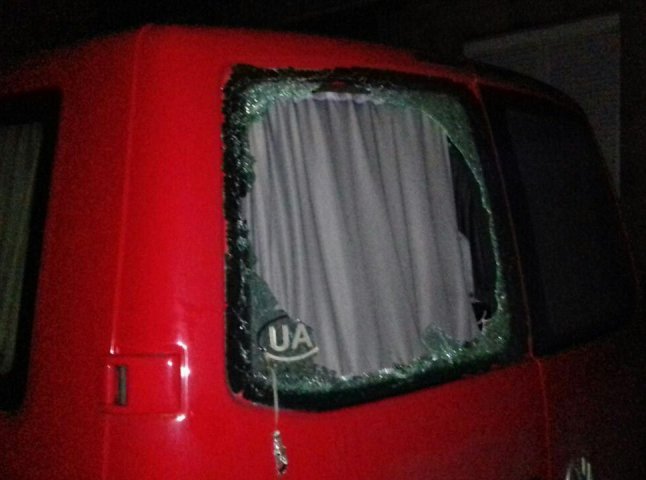 У Мукачеві невідомі розбили скло на автомобілі: зловмисники залишили сліди крові в салоні таксі