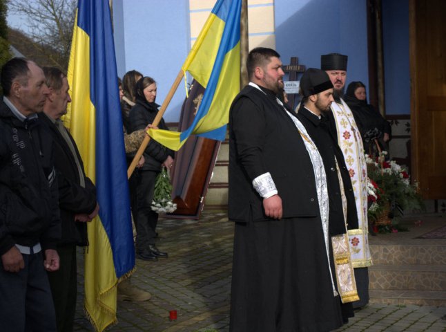 Закарпаття попрощалось із Героєм, який 10 років захищав Україну