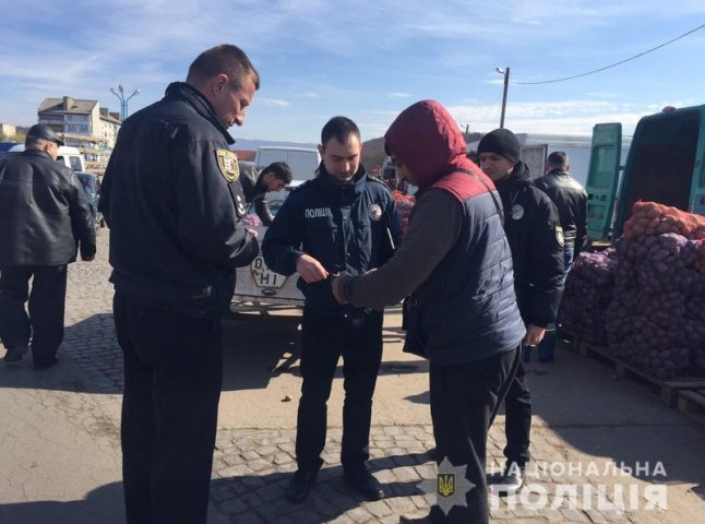 Поліцейські провели рейд на ринку "ГІД" у Мукачеві