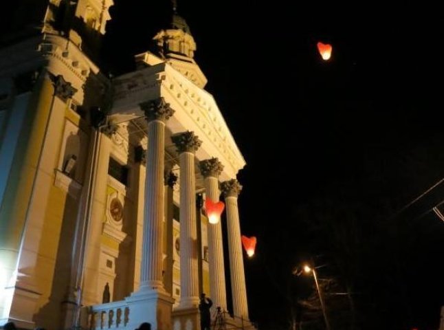 Греко-католицька молодь Закарпаття вшанувала пам’ять воїнів АТО "палаючими серцями"