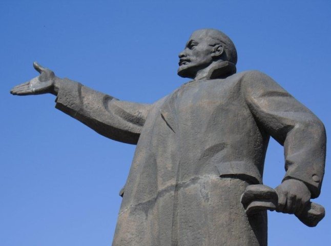 Декомунізація по-закарпатськи: у Чопі планують з аукціону продати пам’ятник Леніну