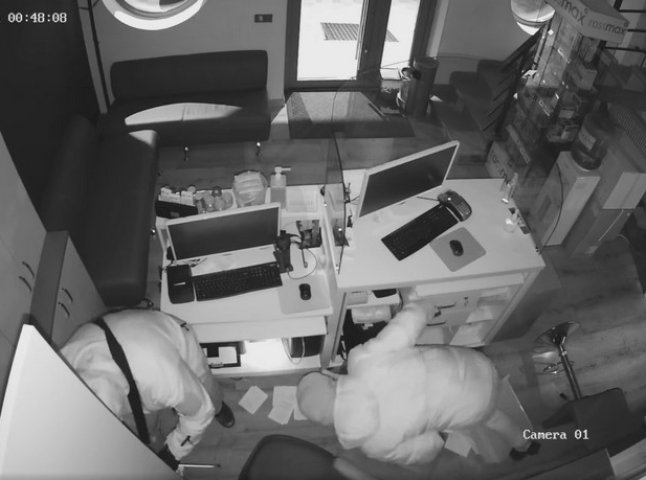 На Закарпатті пограбували медичний центр: момент злочину зафіксували відеокамери