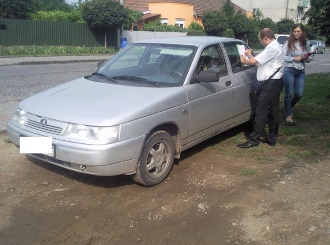 У Мукачеві оштрафували двох автомобілістів, які припаркувались у зелених зонах
