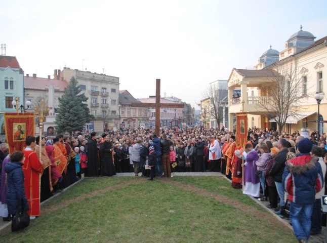 Під час Хресної Ходи мукачівці молились за мир в Україні (ФОТОРЕПОРТАЖ)