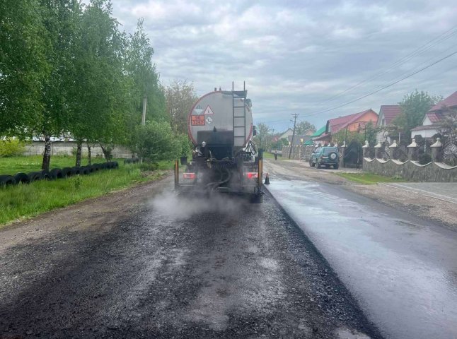 На Закарпатті ремонтують ще одну дорогу, яка була у сильних вибоїнах На Закарпатті ремонтують ще одну дорогу, яка була у сильних вибоїнах