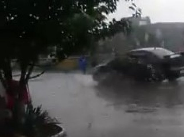 Під час зливи в Ужгороді водій чорної іномарки пронісся по пішохідному мосту