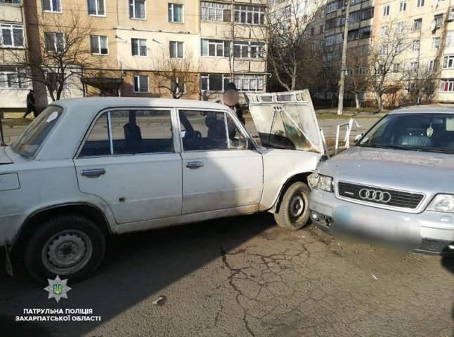 В Ужгороді зіткнулися два авто. Винуватець ДТП здивував поліцейських