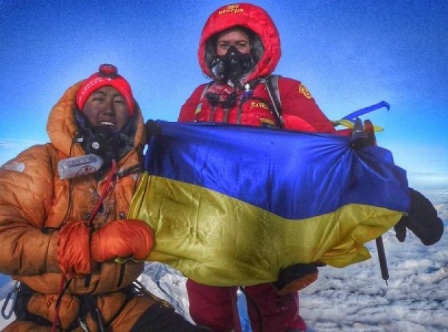 Мукачівка Ірина Галай підняла прапор України над найвищою вершиною світу