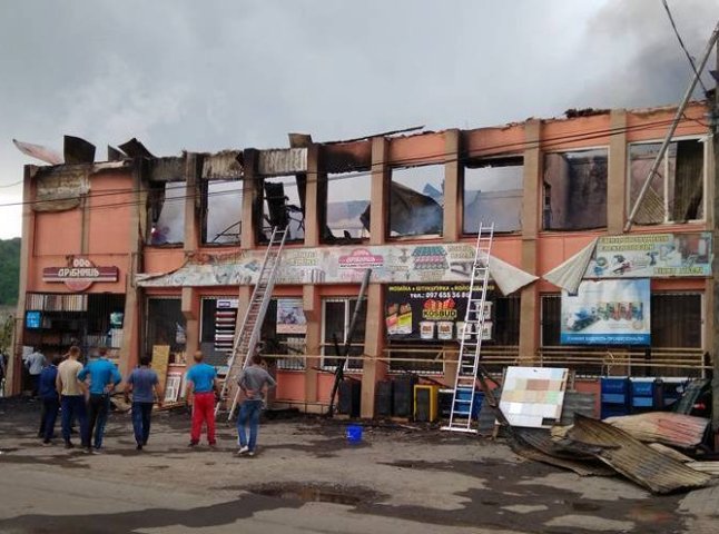 Згоріла будівля, в якій розміщувались два магазини та бар