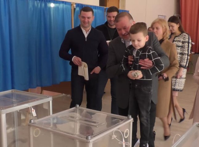 Віктор Балога показав, як голосував на виборах