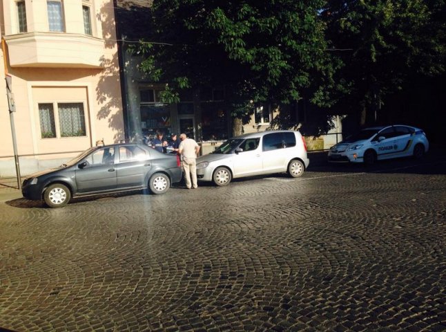На вулиці Ярослава Мудрого у Мукачеві не розминулись дві автівки