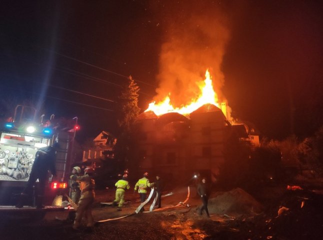 Вогонь гасили кілька годин: подробиці масштабної нічної пожежі