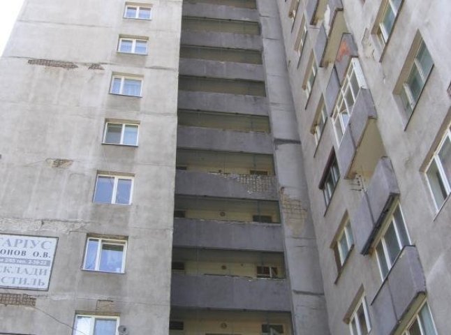 Ужгородську 16-поверхівку "прикрашатиме" новий гігантський банер