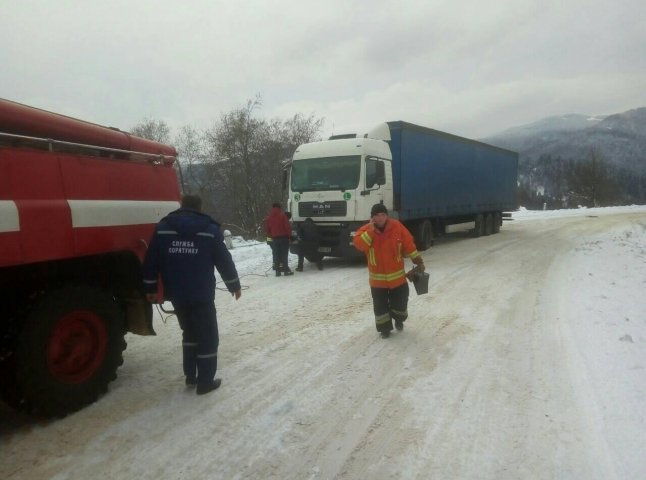 На Закарпатті через снігопади довелось відбуксирувати 6 транспортних засобів