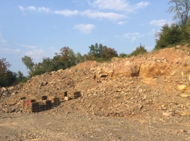 На Ужгородщині біля кордону виявили підпільний кам’яний кар’єр