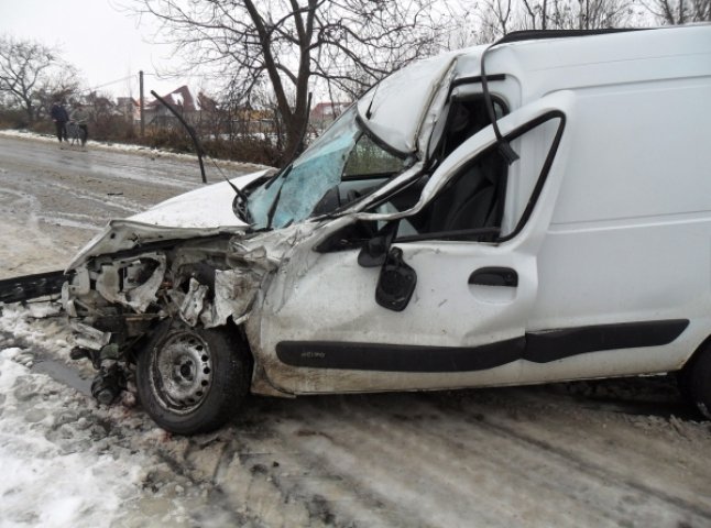 У Виноградові зіткнулись дві автівки, один із водіїв опинився у лікарні (ФОТО)