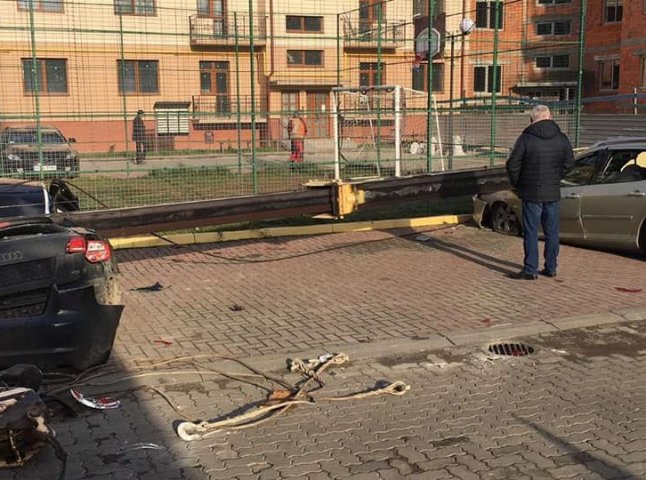 В Ужгороді впав будівельний кран та розчавив два автомобілі