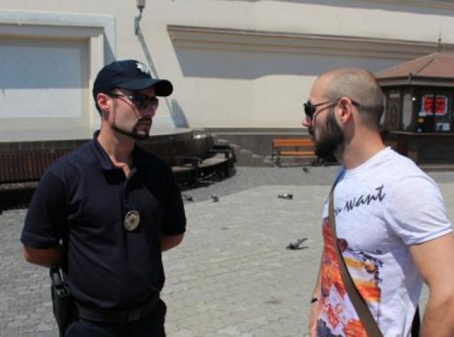 Ужгородські поліцейські поспілкувались з містянами