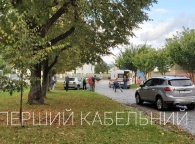 Аварія у Мукачеві: в мікрорайоні Росвигово машина перекинулась на дах