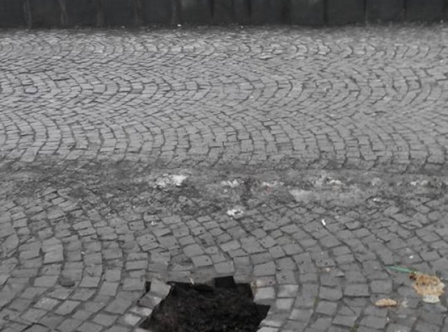 У центрі Ужгорода провалюється тротуар
