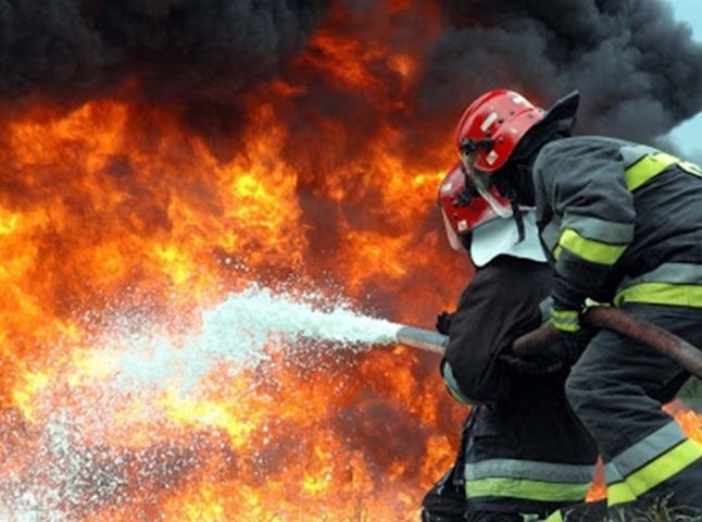 На Закарпатті горіла вантажівка: вогонь знищив кабіну та документи