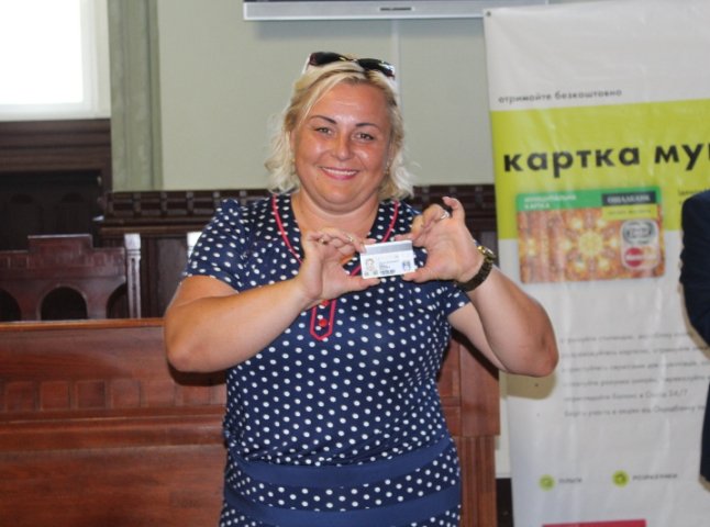 Вже понад 15 тисяч мешканців Мукачева користуються карткою мукачівця від Ощадбанку