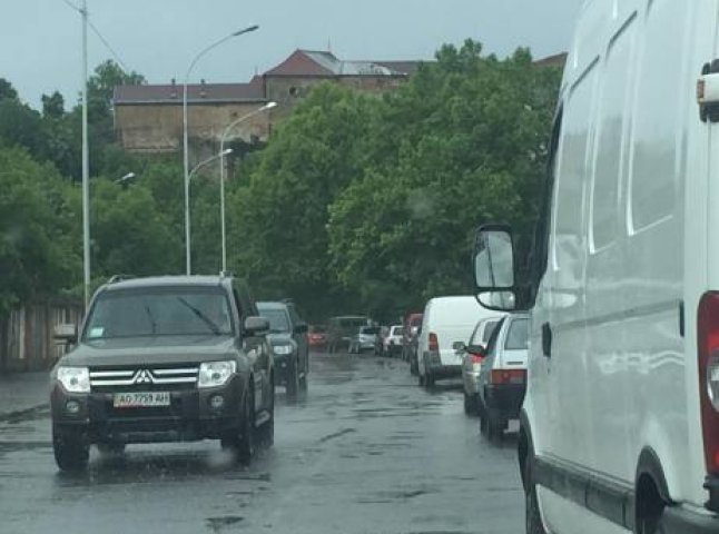 Через дощі в Ужгороді утворились величезні затори (ФОТО)