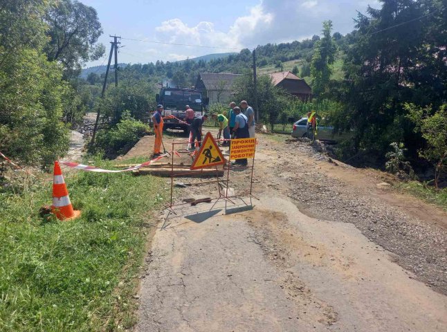 На Закарпатті ремонтують деякі дороги та пошкоджений мостовий перехід