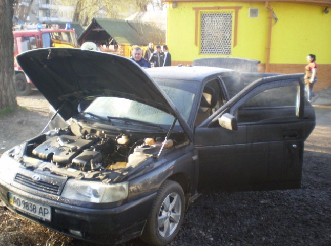 На вулиці Мужайській у Берегові загорівся автомобіль (ФОТО)