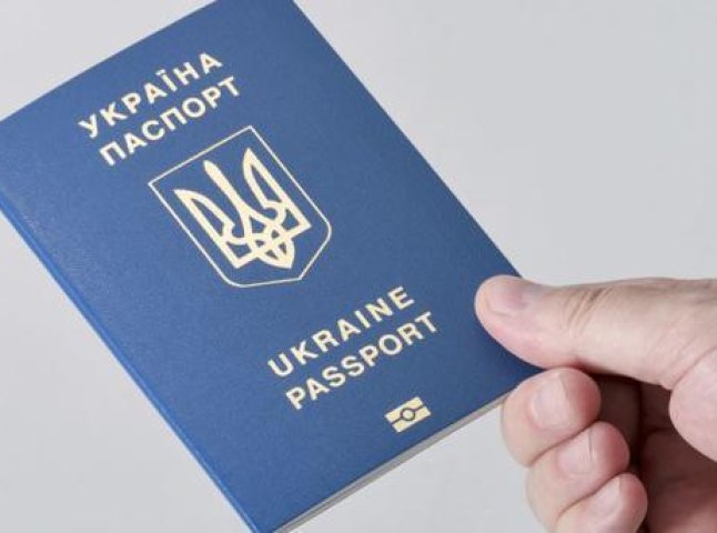 Закарпатка три тижні чекає "терміновий" біометричний паспорт, який мали виготовити за тиждень