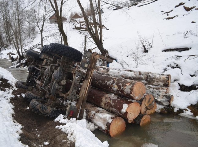 На Закарпатті автовоз із краденою деревиною перекинувся у канаву