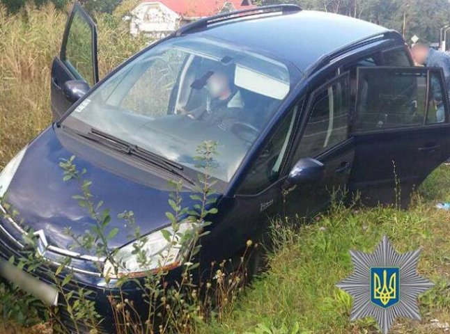 П’яний водій зніс в Ужгороді дорожній знак та злетів у кювет
