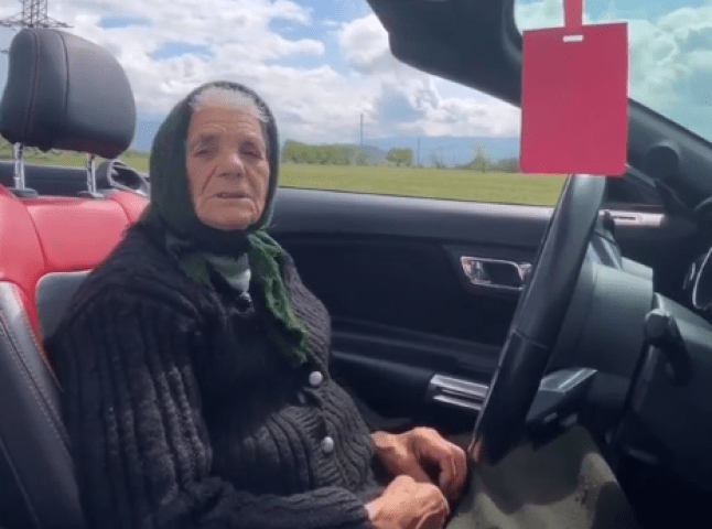 90-річна закарпатка, яка ганяє на кабріолеті, стала зіркою соцмереж