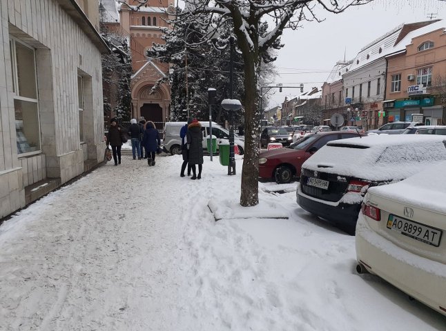 Центр Мукачева потопає у снігу. Дороги і тротуари не розчищені