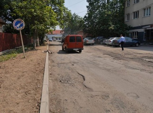 В Ужгороді асфальтуватимуть одну з найгірших доріг міста