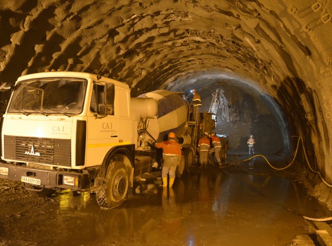 На будівництві Бескидського тунелю триває найскладніший етап
