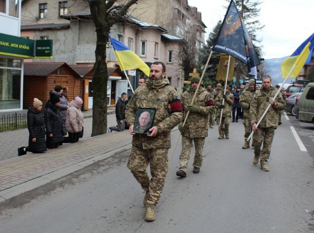 В області поховали військового, який із перших днів війни захищав Україну