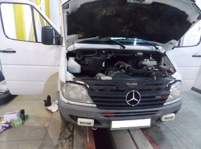 Чопські прикордонники вилучили у контрабандиста мікроавтобус "Mercedes" через незаконне ввезення 127 пачок сигарет