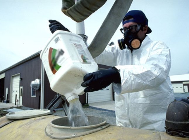 На Закарпатті майже 180 тон непридатних пестицидів