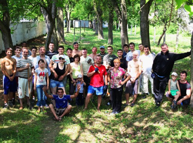 Цими вихідними молодь Чопа відновлювала міський парк (ФОТО)