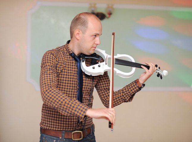 Музикант із Ужгорода Сергій Пічкар експериментує з електроскрипкою