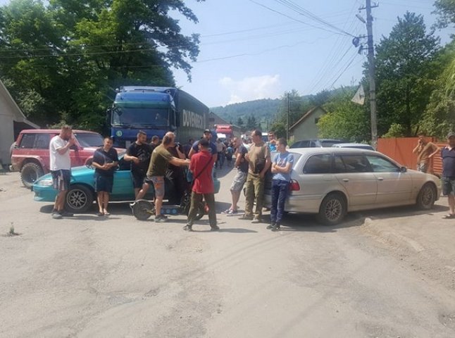 Закарпатці перекрили дорогу "Мукачево-Рогатин"